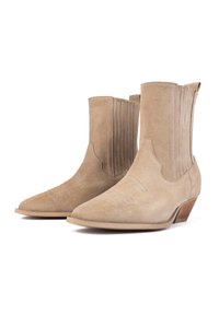 Par de botas de ante beige hasta el tobillo con punteras puntiagudas, tacones bajos apilados, costura vertical a los lados y costura decorativa en el frente.