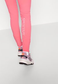 Salewa AGNER - Leggings - calypso coral