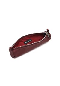 Crvena kožna pernica sa srebrnim patentnim zatvaračem, s mekim unutarnjim podstavom i vidljivom oznakom brenda unutar. Zaobljeni rubovi, uski dizajn.