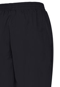 Shorts à taille élastique noire avec poches latérales, fabriqués en tissu léger.