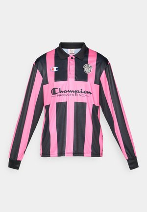 Polo à manches longues avec des rayures verticales noires et roses, un col noir et le logo Champion sur la poitrine gauche.