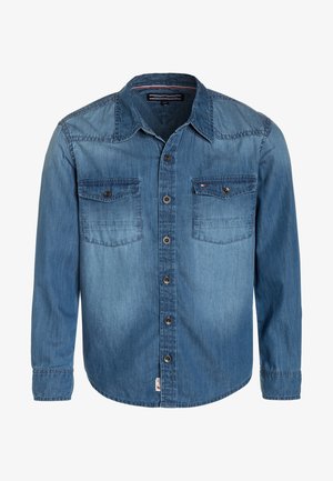 Camicia in denim azzurro medio con bottoni. Presenta due tasche sul petto con pattini a bottone, colletto a punta e maniche lunghe con polsini abbottonati.