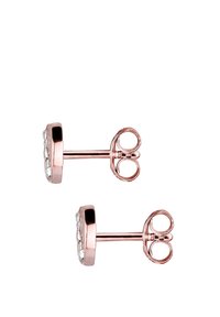 Boucles d'oreilles en or rose avec un design circulaire, ornées de cristaux transparents sertis en sertissage, texture lisse et fermeture classique à tige.