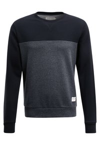 Sudadera de color azul marino y gris oscuro con mangas largas, cuello de tripulación y puños de canalé. Presenta un logo bordado en la parte inferior derecha.