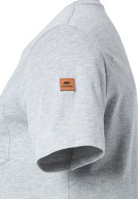 T-shirt grigio a maniche corte realizzato in tessuto misto cotone, con etichetta in pelle marrone sulla manica sinistra che presenta un logo a forma di orso e del testo.