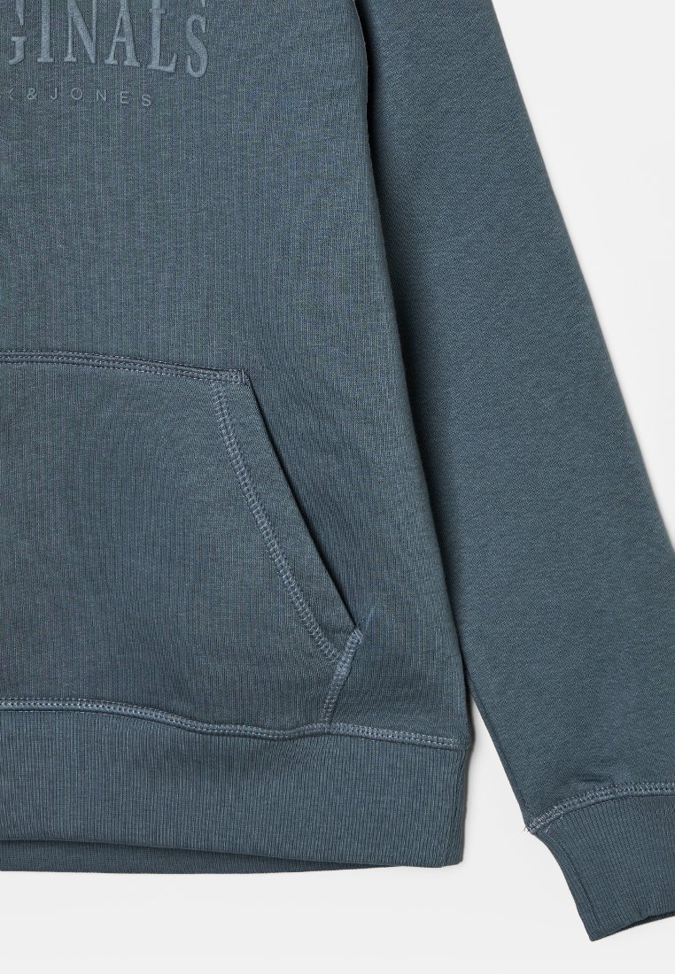 Niebieska bluza z kapturem, wykonana z teksturowanej tkaniny, z dużą kieszenią kangurką, ściągaczami na rękawach i na dole. Posiada tłoczone logo marki na klatce piersiowej.