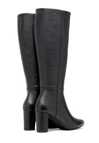Czarne skórzane kozaki do kolan o gładkiej fakturze, migdałowym kształcie czubka i obcasach z nakładką. Posiadają pionowe przeszycia po bokach.