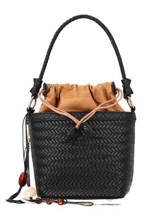 Zwarte gevlochten bucket bag met gevlochten handvat, bruine stoffen voering met trekkoord en decoratieve kralen aan aangehechte leren kwast.