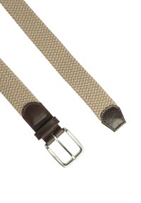 Geweven beige riem met een donkerbruine leren punt en gesp, met een gestructureerd oppervlak en robuuste metalen details.