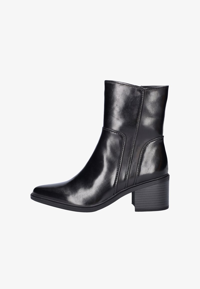 Zwarte leren enkelboot met een scherpe neus, een gladde afwerking en een blokhak van gemiddelde hoogte; heeft zijnaadstiksels en een slank ontwerp.