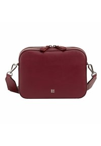 Borsa a tracolla in pelle bordeaux con una texture liscia, bordi arrotondati, chiusura con doppizia e dettaglio del logo in metallo sulla parte frontale. Cinghia regolabile.
