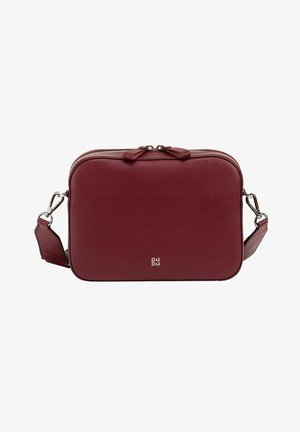 Borsa a tracolla in pelle bordeaux con una texture liscia, bordi arrotondati, chiusura con doppizia e dettaglio del logo in metallo sulla parte frontale. Cinghia regolabile.