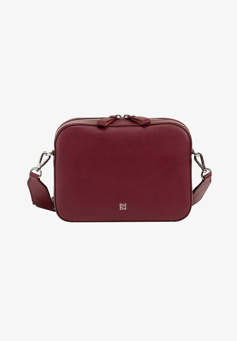 Borsa a tracolla in pelle bordeaux con una texture liscia, bordi arrotondati, chiusura con doppizia e dettaglio del logo in metallo sulla parte frontale. Cinghia regolabile.