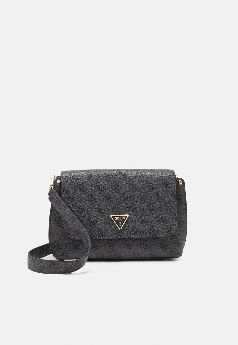 Borsa a tracolla nera in materiale sintetico con finitura testurizzata, patta pieghevole, minuteria dorata e accento con logo triangolare brandizzato.