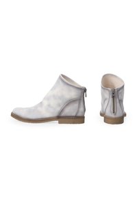 Graue Lederstiefeletten mit glatter Textur, runder Zehenpartie und einem Reißverschlussdetail hinten. Flache Sohle und minimalistisches Design.