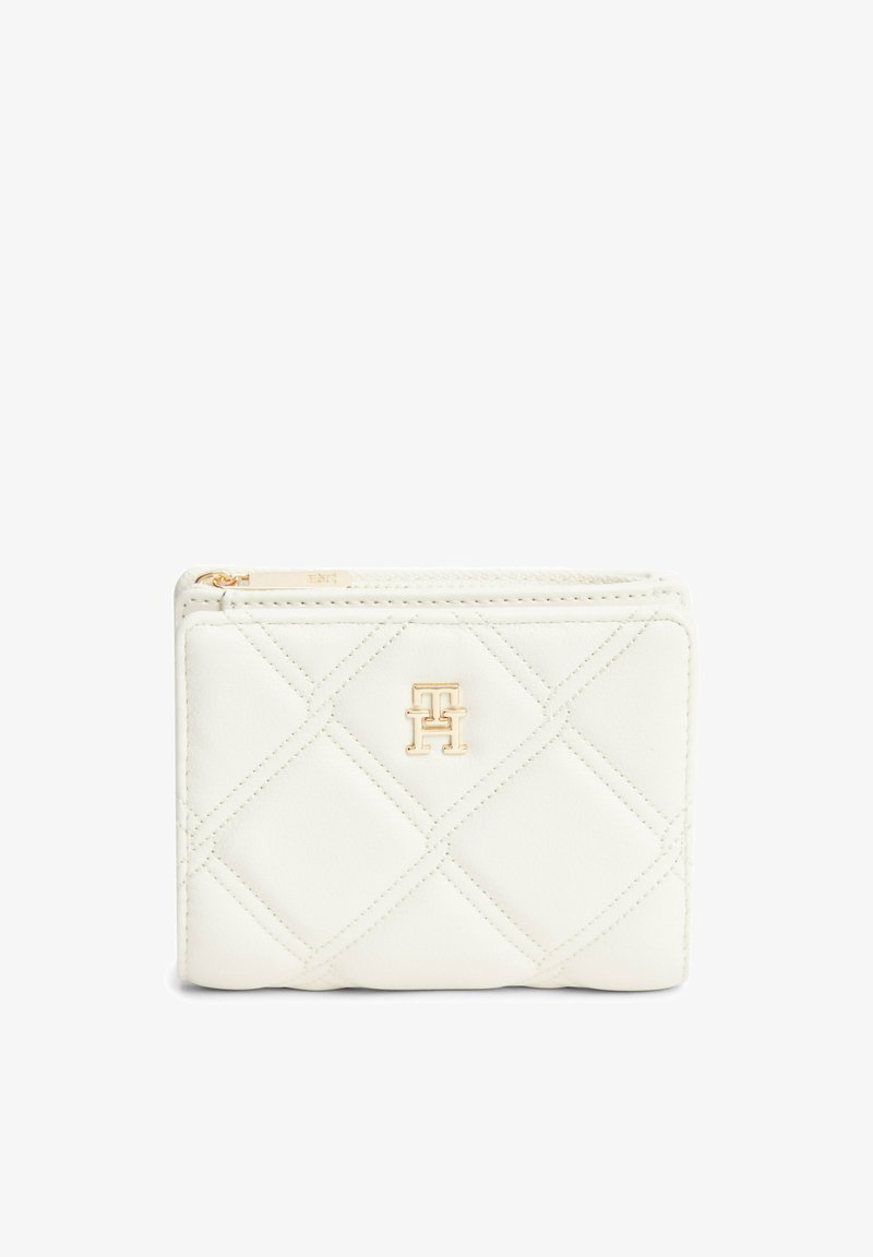 Portefeuille en cuir blanc matelassé avec fermeture éclair dorée et petit logo double-T doré centré sur le devant.