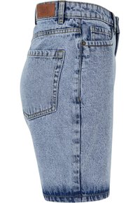 Shorts en denim bleu clair avec une taille haute, des coutures visibles et deux poches arrière. Présente une étiquette de marque en cuir marron sur la ceinture.