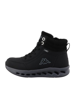 Zapatilla negra de caña alta con cordones delanteros, forro de piel en el interior del cuello, suela transpirable con orificios de ventilación y logo en el lateral.