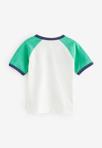 Īsām piedurknēm t-krekls ar baltu korpusu, zaļām raglanu piedurknēm un tumši zilām apkaklēm. Izgatavots no mīksta kokvilnas auduma.