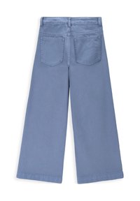 Spodnie o szerokich nogawkach wykonane z jasnoniebieskiej bawełny, charakteryzujące się gładką teksturą, średnim stanem oraz dwoma tylnymi kieszeniami z delikatnym wzorem przeszycia.