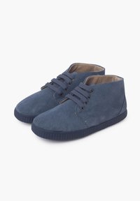 Scarpe stringate in suede blu navy con design a caviglia bassa, suola piatta in gomma e punta tonda. Presentano occhielli e lacci grigi a contrasto.