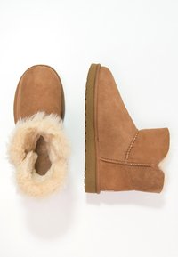 UGG MINI BAILEY BUTTON - Botines bajos - chestnut