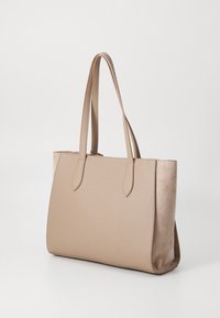 Tote bag in zacht beige met een voorzijde van textuurleer en een zijzijde van gladde suede. Voorzien van lange, platte handvatten en een gestructureerde vorm.