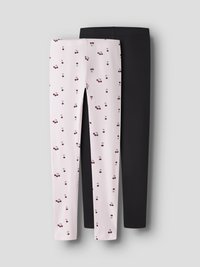 Δύο ζευγάρια παιδικά κολάν, το ένα ανοιχτό ροζ με μοτίβο κερασάκια, το άλλο απλό μαύρο, απλωμένα επίπεδα σε γκρι φόντο.