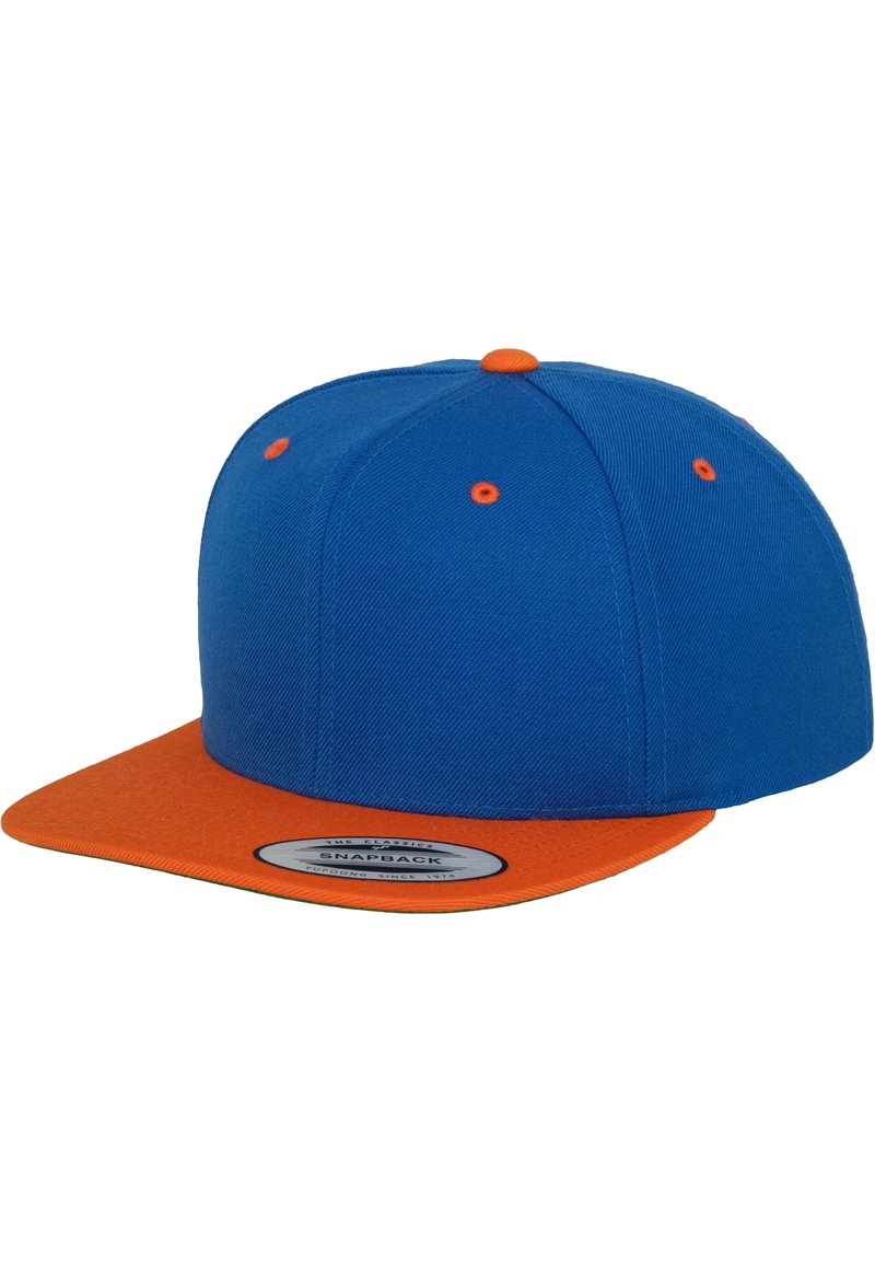 Blaues Snapback-Cap mit einem orangefarbenen Schild, verfügt über eine flache Krempe, ein strukturiertes Design und kontrastierende Nähte oben und an den Seiten.