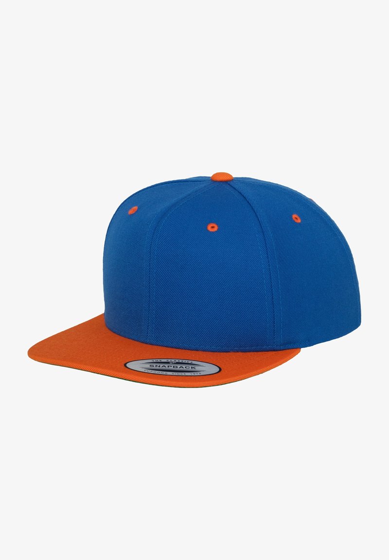 Blå snapback caps med en oransje visir, med flat skjerm, strukturert design og kontrasterende sømmer på toppen og sidene.