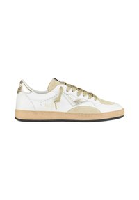 Sneaker bianco con accenti in suede beige e dettagli dorati. Presenta lati perforati, una suola in gomma e lacci dorati su una superficie testurizzata.