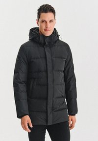 Czarna kurtka puchowa z zamek błyskawicznym z przodu, regulowanym kapturem i elastycznymi mankietami. Posiada pikowaną strukturę oraz boczne kieszenie.