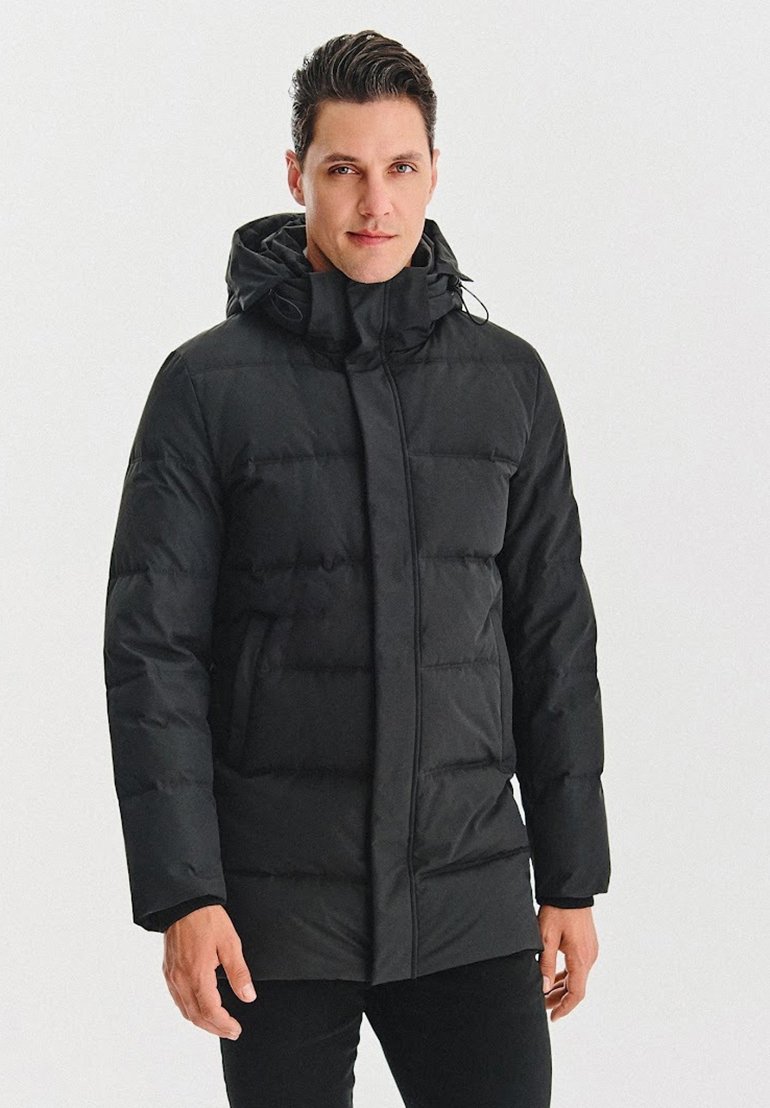 Czarna kurtka puchowa z zamek błyskawicznym z przodu, regulowanym kapturem i elastycznymi mankietami. Posiada pikowaną strukturę oraz boczne kieszenie.