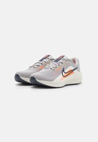 Nike Performance DOWNSHIFTER 13 - Løbesko til landevejen - light iron ore/thunder blue/total orange/sail