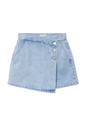 Jupe portefeuille en denim bleu clair avec de petites fleurs blanches brodées, deux poches latérales et trois boutons argentés sur la ceinture avant.