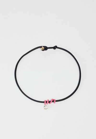 Pulsera de cordón negro con acentos rosas y un pequeño pendente de piedra preciosa clara. Diseño sencillo con un cierre ajustable.