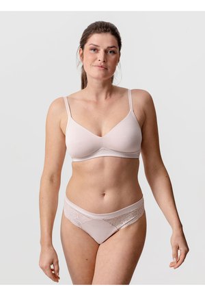 Lichtroze draadloze bh met verstelbare bandjes en een gladde textuur, gecombineerd met bijpassende bikini slipjes accentueren met kant.