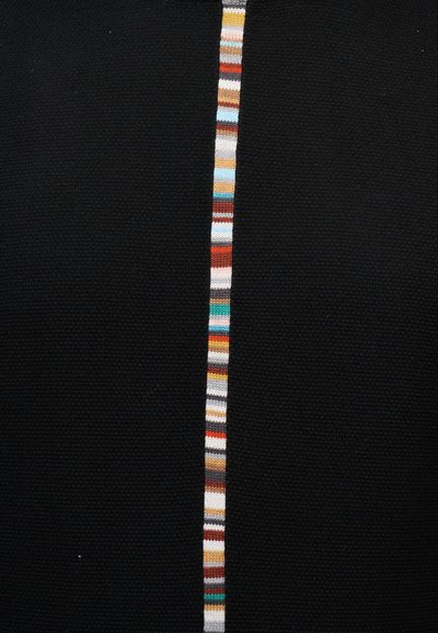 Κατακόρυφη στενή πλεκτή λωρίδα με ακανόνιστα οριζόντια χρωματικά μπλοκ σε καφέ, πορτοκαλί, λευκό, μπλε και κίτρινο πάνω σε μαύρο πλεκτό ύφασμα.