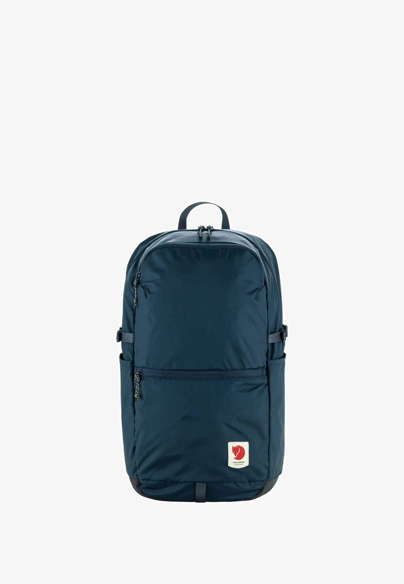 Marineblauwe rugzak van duurzaam nylon, met een hoofdvak met ritssluiting, een voorvak, zijvakken en een logo patch op de voorkant.