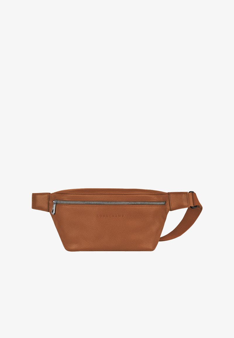 Braune Lederumhängetasche mit strukturiertem Oberflächen, einer Front-Reißverschlusstasche und einem verstellbaren Riemen mit geprägtem Logo auf der Vorderseite.