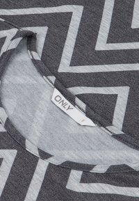 Grijze sweatshirt met een geometrisch zigzagpatroon in lichtgrijs. Ronde hals en zachte stof. Etiket zichtbaar met de merknaam "ONLY".