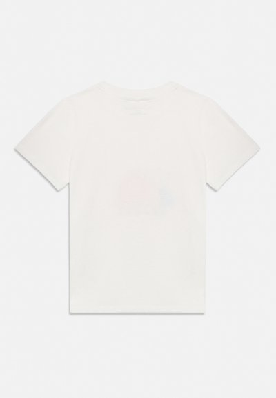 Hvit t-skjorte med korte ermer og et subtilt, falmet motiv midt på ryggen, vist på en enkel lys bakgrunn.