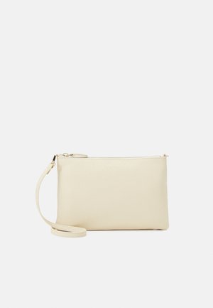 Wristlet, kremowa skórzana kopertówka z złotym zamkiem i odpinanym paskiem, na jasnym jednolitym tle.