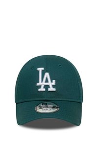 Cappello verde in tessuto con una corona strutturata, caratterizzato da un logo "LA" ricamato in bianco sul davanti e una chiusura regolabile.