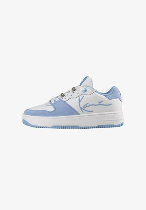 Vit sneaker med ljusblå mockadetaljer, med en slät läderöverdela, perforerad tå, metallöglor och signaturlogotyp.