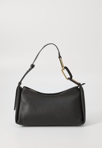 Černá kožená kabelka přes rameno s texturovaným povrchem, zakřiveným tvarem, krátkým madlem a zlatými kovovými doplňky. Na vrchu se zipovým uzávěrem.