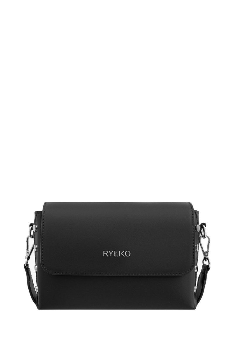 Czarna torba crossbody z syntetycznej skóry z klapką, srebrnymi detalami i logo. Prostokątny kształt z regulowanym paskiem.