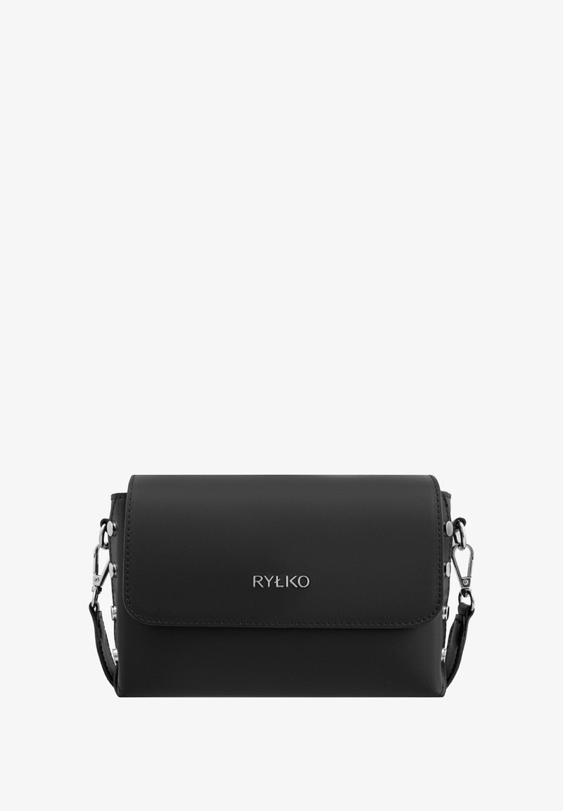 Čierna syntetická kožená crossbody taška s chlopňovým uzáverom, striebornými kovaniami a detailom loga. Obdĺžnikový tvar s nastaviteľným popruhom.