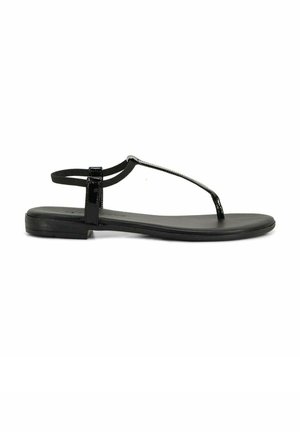 Zwarte platte sandaal met dunne T-strap en elastische enkelband, gladde zool en lage hak.