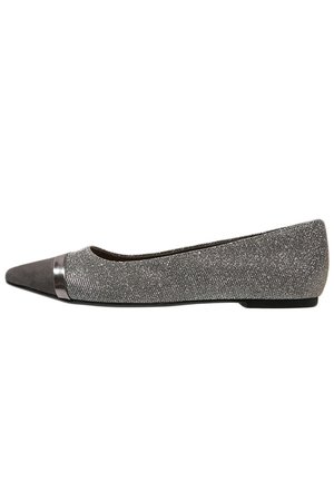 Ballerina a punta con una toma grigia in tessuto con una finitura testurizzata. Accento metallico argento sulla punta. Design con suola piatta.